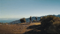 Mountainbiker bleibt in seinen Klickpedalen hängen
