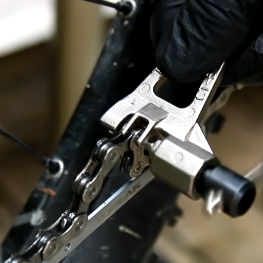 Fahrradkette mit Nietwerkezug öffnen