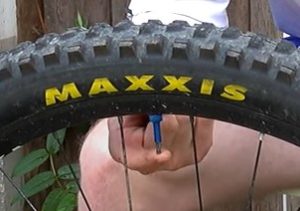 Ausrichtung des Tubeless-Ventils beim Ablassen der Luft