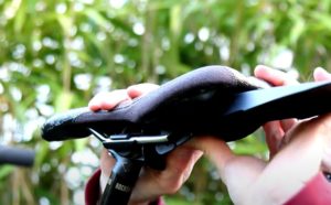 Ass-Saver am Unterbau des MTB-Sattels festklemmen