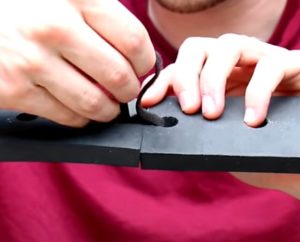 Felgenschutz mit einem Klettband zu einem Ring verbinden