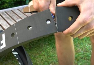 Zuschneiden des Felgenschutzes für eine Tubeless-Felge am Mountainbike