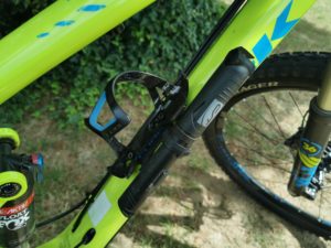 Miniluftpumpe für Mountainbike befestigt unter dem Getränkehalter am Fahrradrahmen