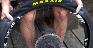 Mantel mit Felgenschutz auf die MTB-Felge drücken