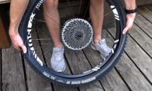 Reifenmantel auf Felge eines Mountainbikes aufziehen