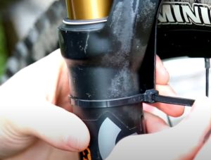 Den MudGuard mit Kabelbindern an der MTB-Gabel befestigen
