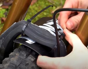 MudGuard mit Kabelbindern an der Brücke der MTB-Gabel befestigen