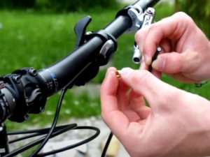 Quetschhülse auf die MTB-Bremsleitung stecken