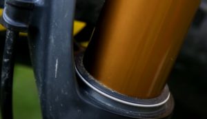 Verschmutzter Dichtungsring an einer MTB-Federgabel