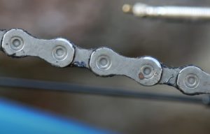 fahrradkette verdreckt mit schmutz und überschüssigem kettenöl