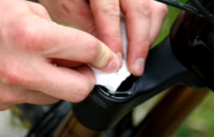 Luftdruck in der MTB-Gabel absenken, mit Hilfe eines Inbusschlüssels