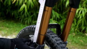 eingestellten SAG an der MTB-Gabel mit einem Meterstab messen
