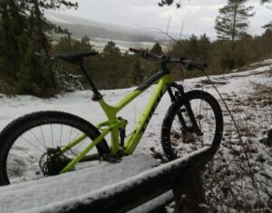 Mountainbike bei Schnee