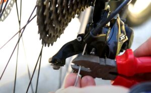 Endkappe abzwicken um den MTB-Schaltzug aus dem Schaltwerk zu ziehen