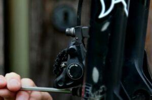 Schrauben lösen um den MTB-Bremssattel abzunehmen