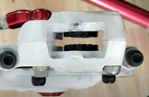 gereinigte Bremskolben fahren gleichmäßig aus